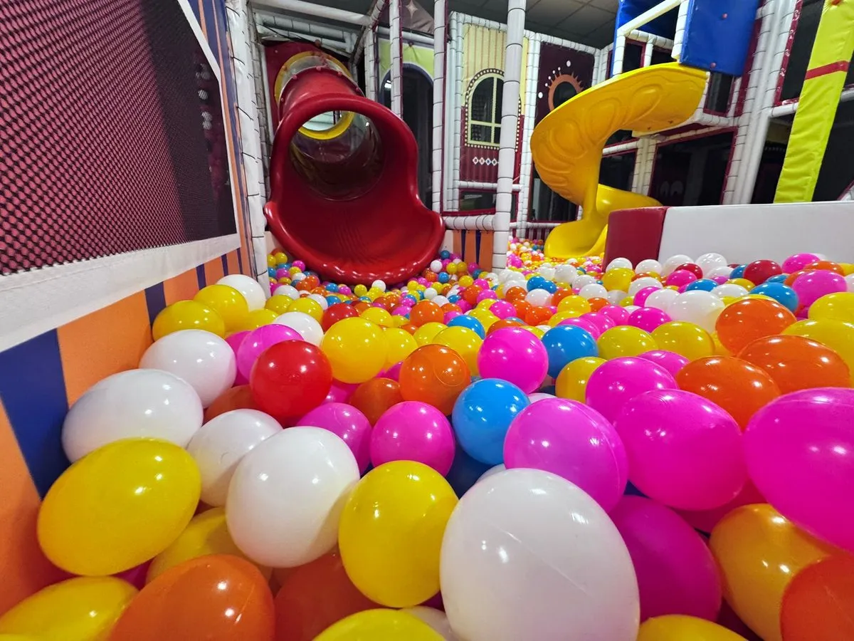 Happy PlayTime Arad: tobogane și piscina cu bile